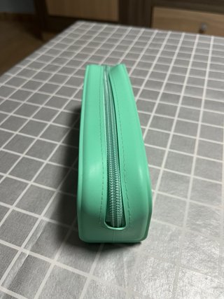 Estuche azul y verde con diseño retro