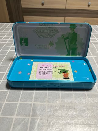Estuche azul y verde con diseño retro