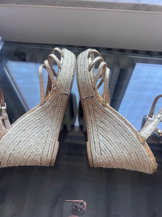 Sandalias doradas Zendra cuña