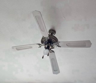 Ventilador de techo dorado con lámpara
