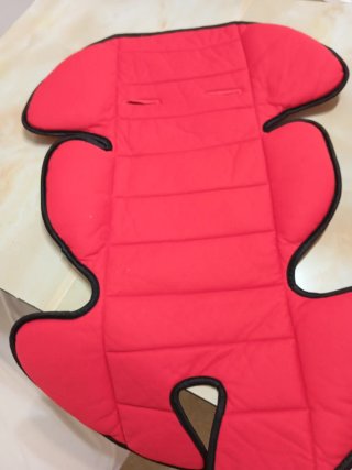 Funda acolchada roja para cochecito