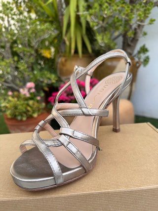 Sandalia de UNISA, tacón fino, bronce multitiras.