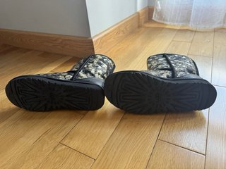 Botas UGG con lentejuelas negras y doradas