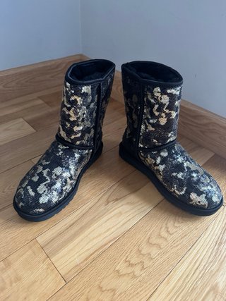 Botas UGG con lentejuelas negras y doradas