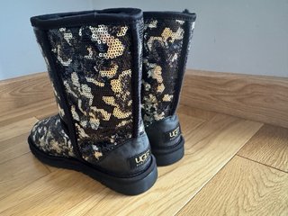 Botas UGG con lentejuelas negras y doradas