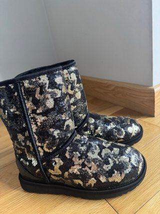 Botas UGG con lentejuelas negras y doradas