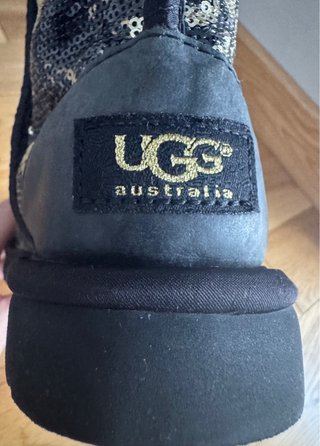 Botas UGG con lentejuelas negras y doradas