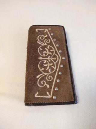 Cartera de ante con adornos