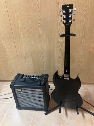 Guitarra zurda + Amplificador Roland 20 XL