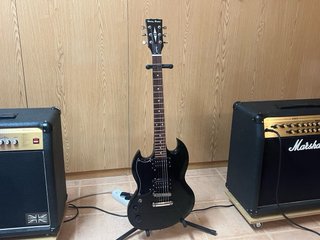 Guitarra zurda como nueva
