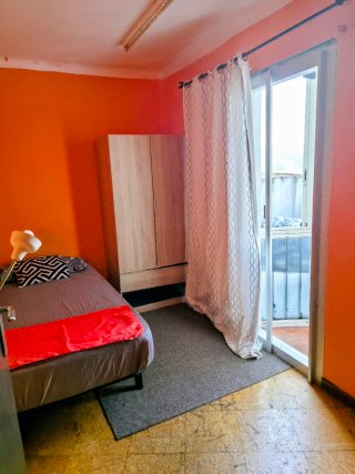 Habitación completa con armario y cama