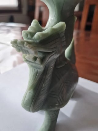 Figura dragón de jade con esfera