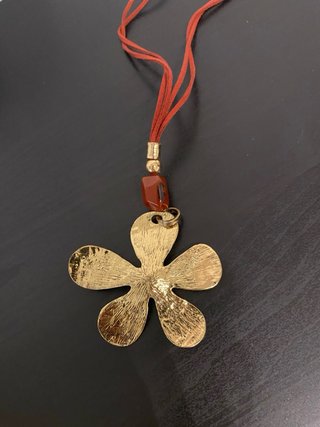 Collar dorado con flor y piedra