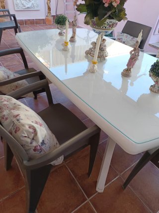Mesa de jardín y 4 sillas de plástico