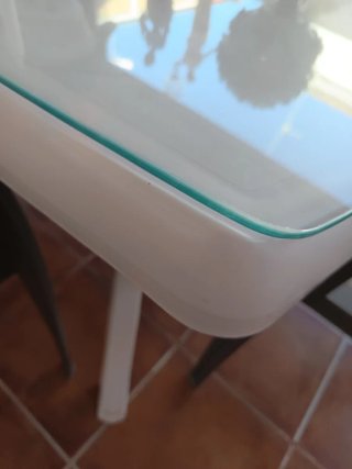 Mesa de jardín y 4 sillas de plástico