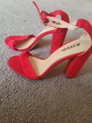 Sandalias rojas de tacón