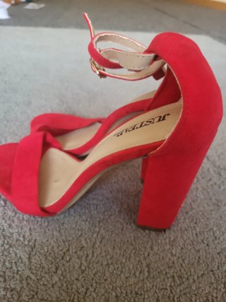 Sandalias rojas de tacón