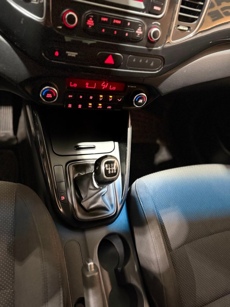 Kia Carens 2015, foto 11