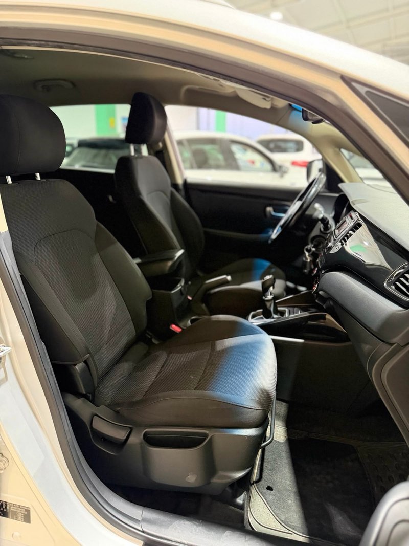 Kia Carens 2015, foto 16