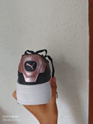 Zapatillas Puma Negras y Doradas