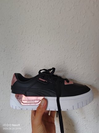 Zapatillas Puma Negras y Doradas