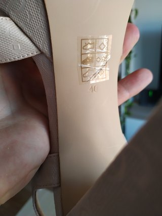 Sandalias Guess Tacón Plataforma Beige Doradas