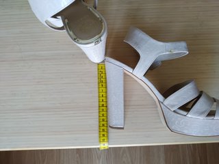 Sandalias Guess Tacón Plataforma Beige Doradas
