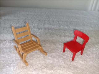 Sillas, mesas y mecedora Playmobil (varias fotos)