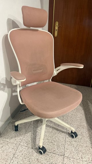 Silla ergonómica de escritorio rosa y blanca