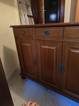 Mueble de madera marrón