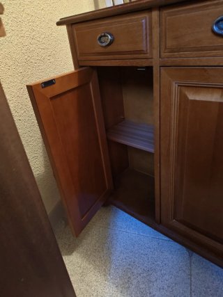Mueble de madera marrón