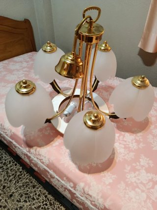 Lámpara de salón retro dorada y blanca