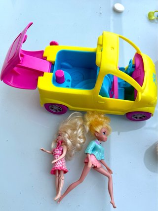Coche de juguete amarillo con 2 muñecas
