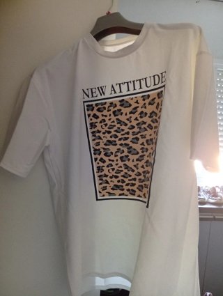 Camiseta blanca estampado animal print (sin marca)