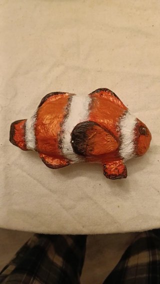 Pez de cartón decorativo