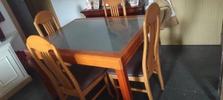 Mesa de comedor con 4 sillas