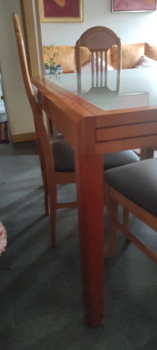 Mesa de comedor con 4 sillas