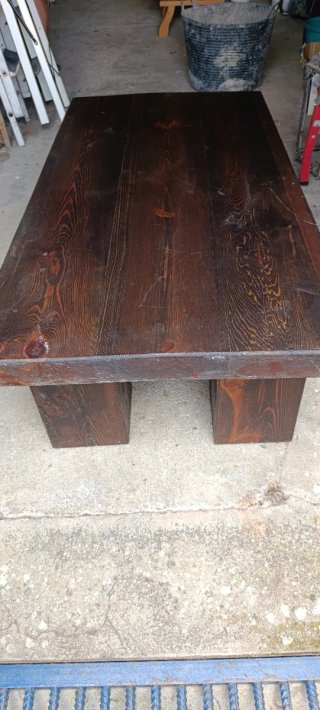 Mesa de madera rústica oscura. Medidas 136x70x36