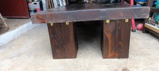 Mesa de madera rústica oscura. Medidas 136x70x36