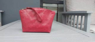 Neceser de cuero rojo
