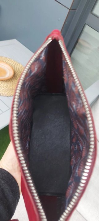 Neceser de cuero rojo