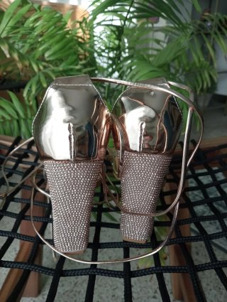 Sandalias de tacón con tira transparente.