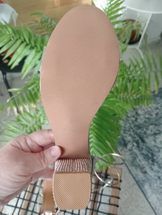 Sandalias de tacón con tira transparente.