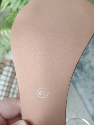 Sandalias de tacón con tira transparente.