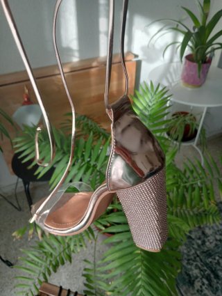 Sandalias de tacón con tira transparente.