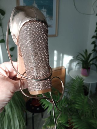 Sandalias de tacón con tira transparente.