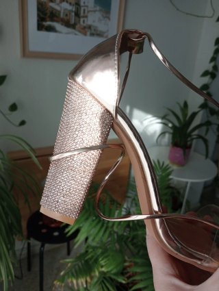 Sandalias de tacón con tira transparente.