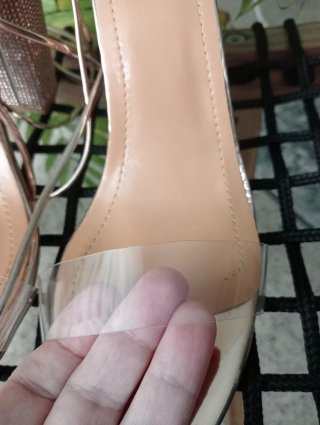 Sandalias de tacón con tira transparente.
