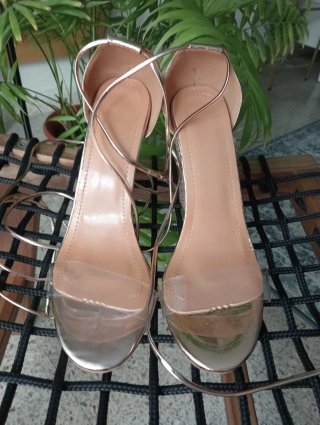 Sandalias de tacón con tira transparente.