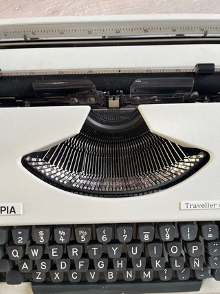 Máquina de escribir Olympia Traveller de Luxe